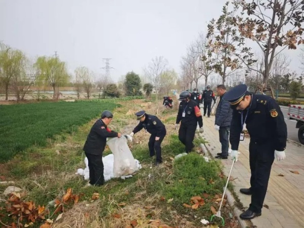 淮南經(jīng)開區(qū)清理沿路垃圾為城市“洗臉梳妝”！